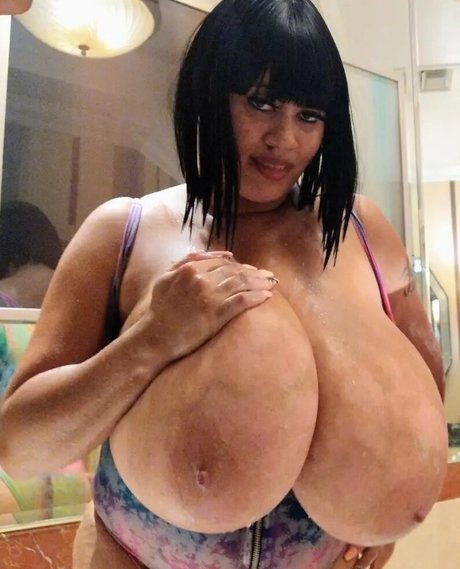 Roxi Red xxx pornstar pics