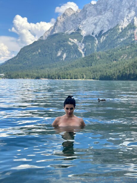 Sienna Black hot star pics