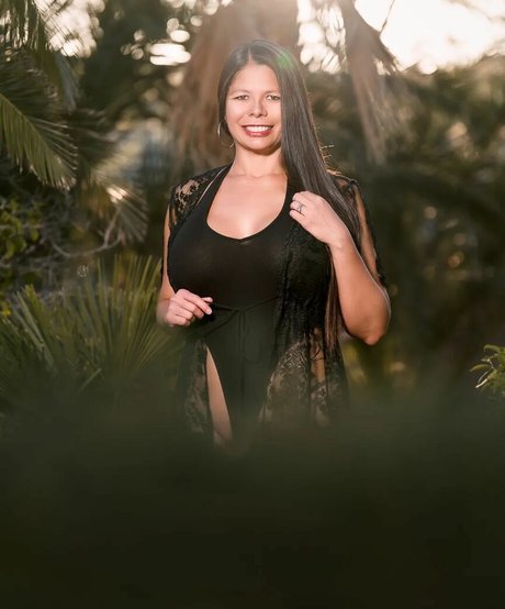 female popular onlyfans nude image