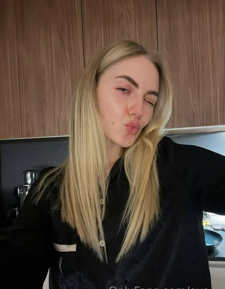 eva e nudes star image