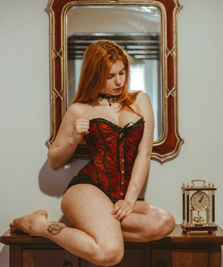 Luna Ly porn star pics