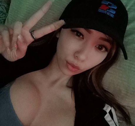 Luna Ly erotic model pic