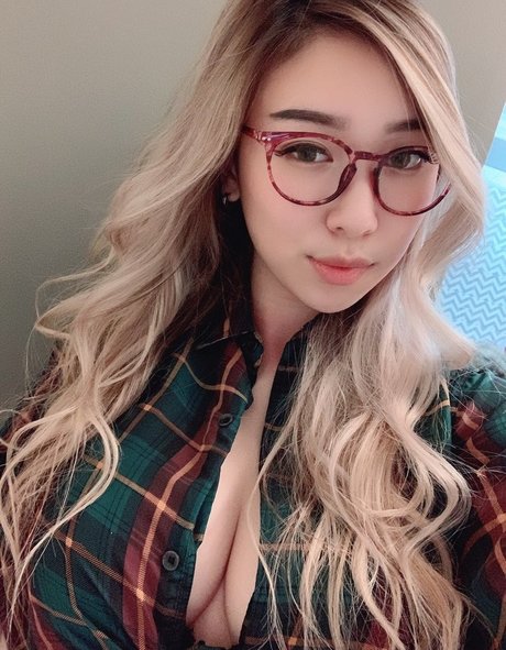 Luna Ly nude model photo