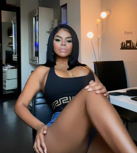 Rihanna Miller star pretty pic