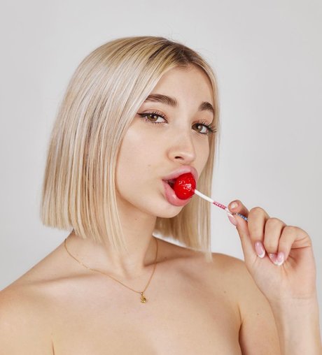 Rebeca Stones exclusive actress img