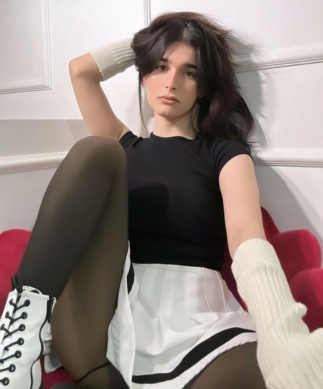 Maya Monroy Ruiz model top image