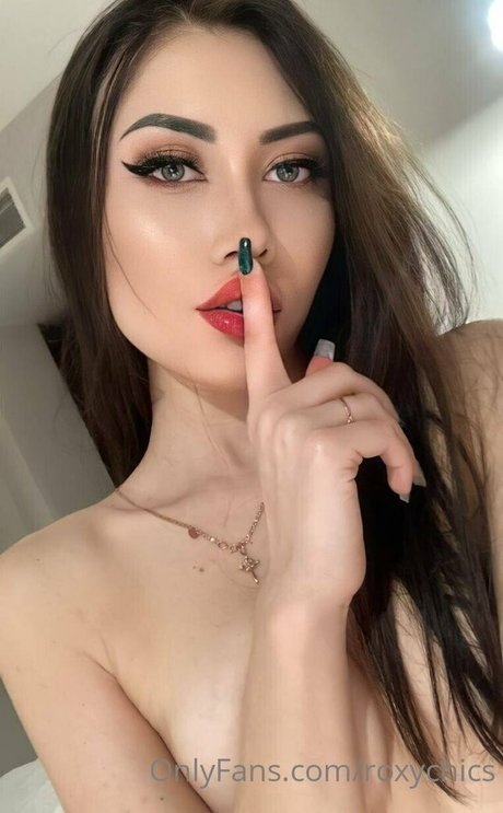 roxychics model erotic photos