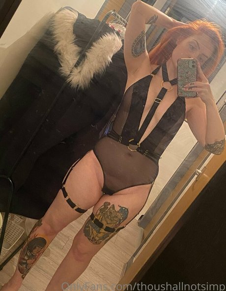 thoushallnotsimp model pretty pic