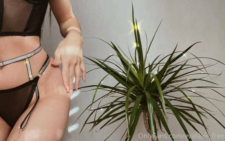 blonde handjob onlyfans hot nude picture