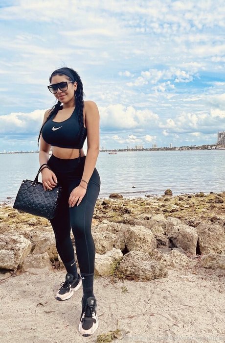 azariafreepage model best pic