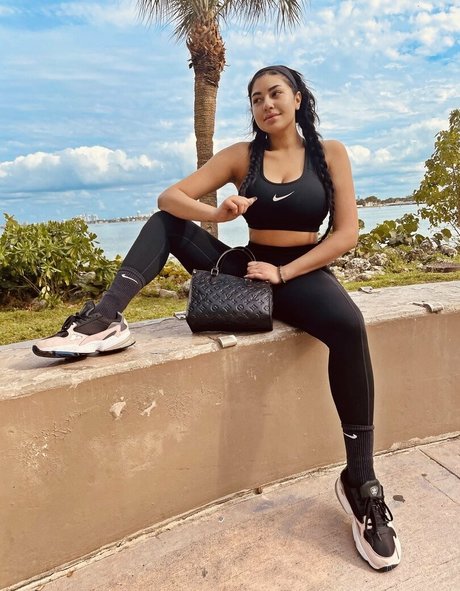 azariafreepage model high quality image