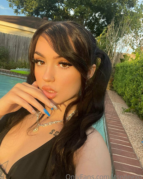 itsazaleaxo perfect actress photo