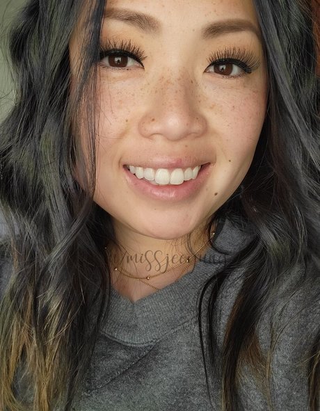 Miss Jee Yung erotic model picture