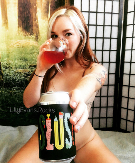 lilyevansfree model top pic