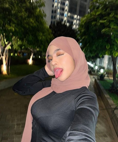 oklinfia model pornographic pic