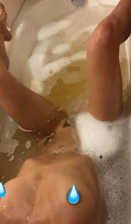 alinahenessyfree pornstar beautiful image