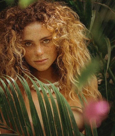 Sina Luxor sexy star image