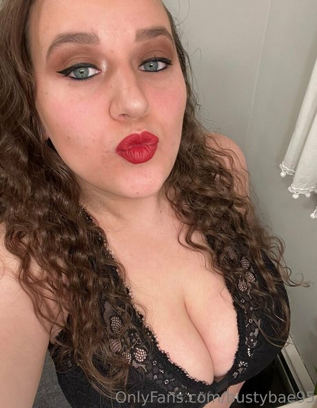 Bustybae95 model porn photo