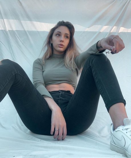 agusdigri beautiful actress pics