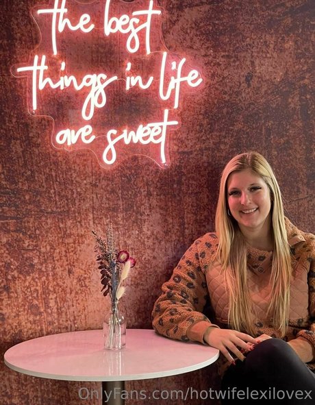 hotwifelexilovex model hd pic