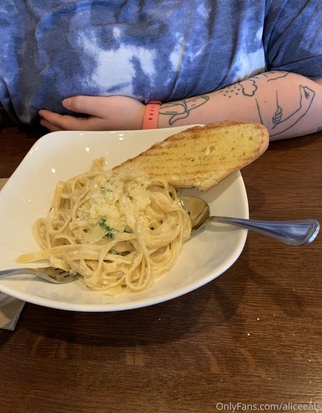 aliceeats pornographic model photo