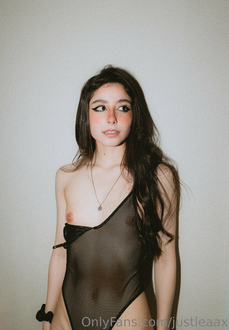 justleaax erotic pornstar img
