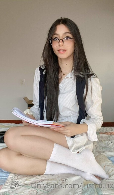 justleaax star naked picture