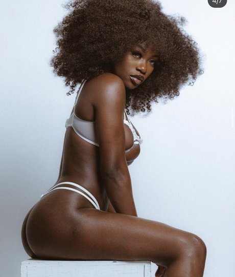 Yanjusofine nudes star img