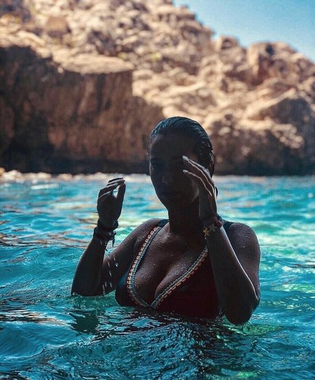 Paola Arena hd actress pictures