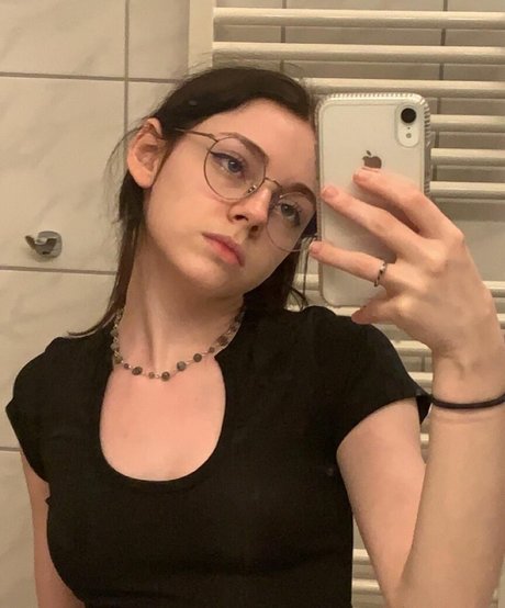 Rosiemx x pretty model pics