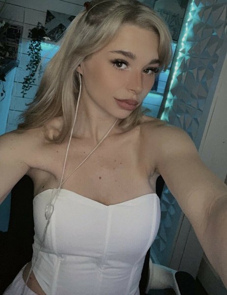 Martina Eliza hd pornstar img