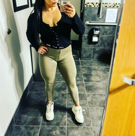 nadianevertells pretty actress gallery