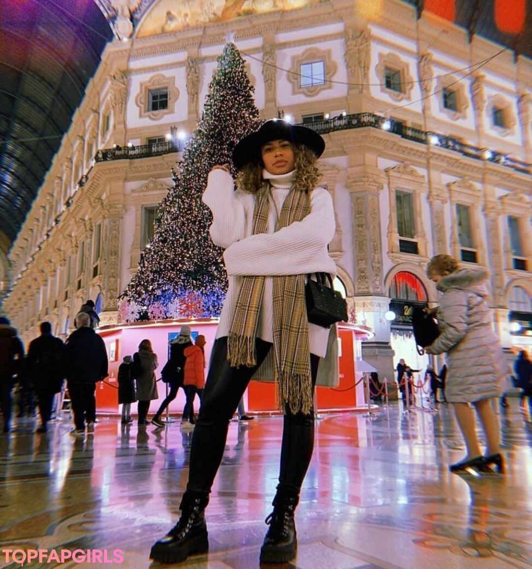 Chanelle Mauricette art model pic