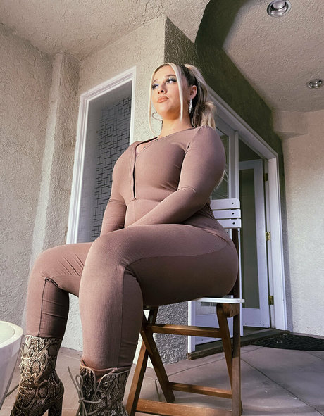 female popular onlyfans naked images