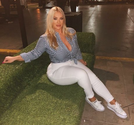 big tits brunette onlyfans naked gallery