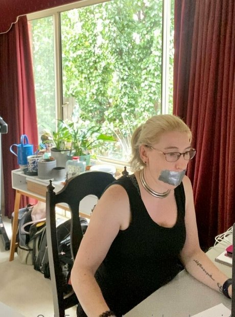 aussiebondagegirl pretty pornstar picture