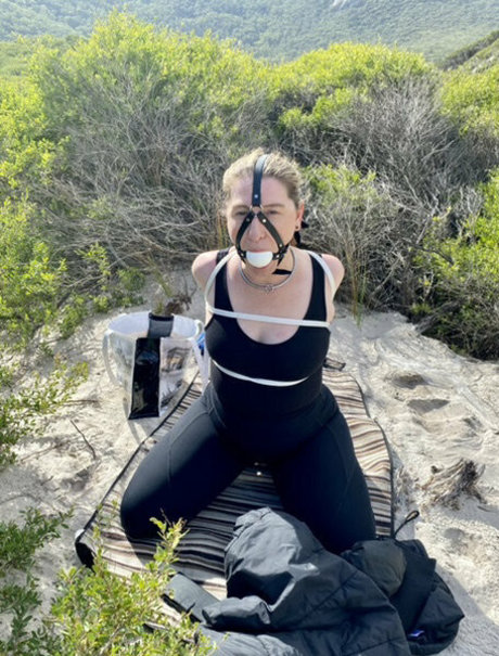 aussiebondagegirl top model photo