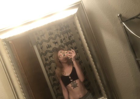 lovableliv pornstar adult pic