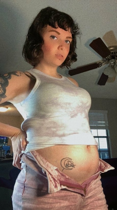 bigbellybenni nude model picture