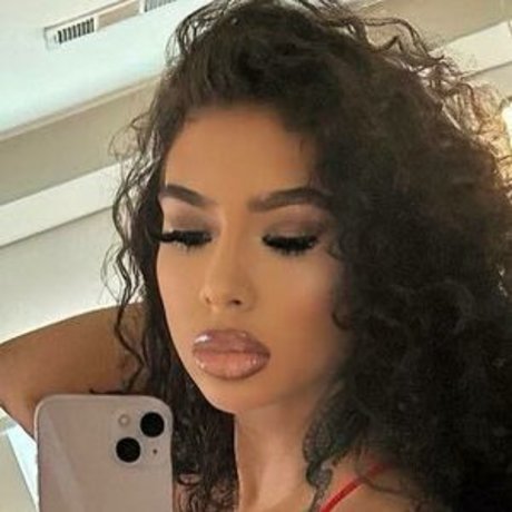 Annamarie Sarai model sexy photos