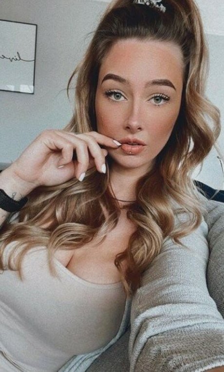 lizzzyfox pornstar pictures