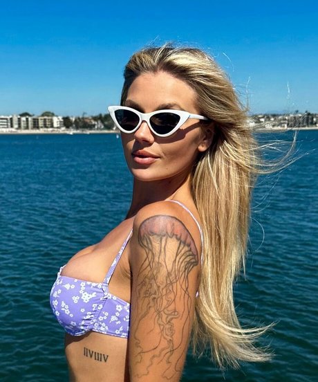 Phoebe Davis model nude pics