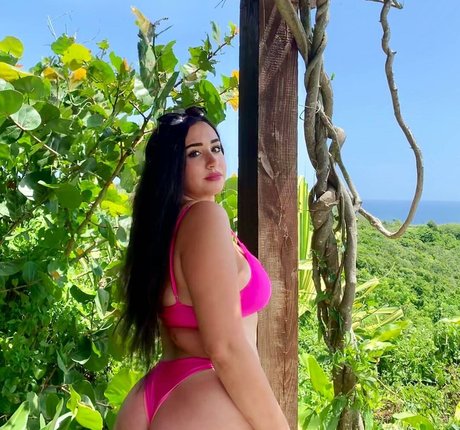 Tana Habibi nude model picture