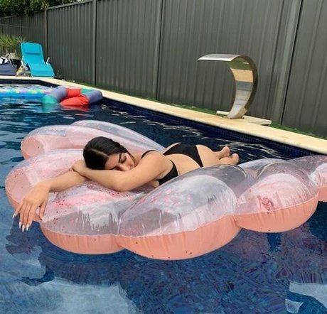 Busty Indian nice actress gallery