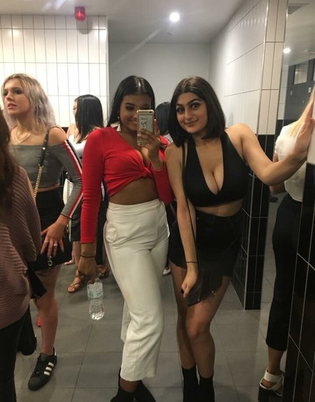 Busty Indian nude model archive