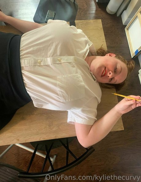 kyliethecurvy pretty star img