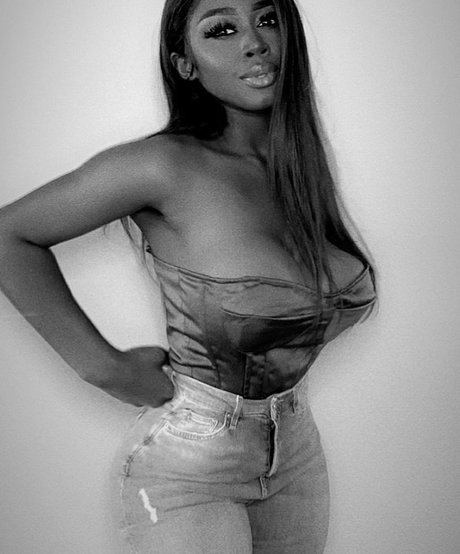 LXRYCC sexy pornstar image