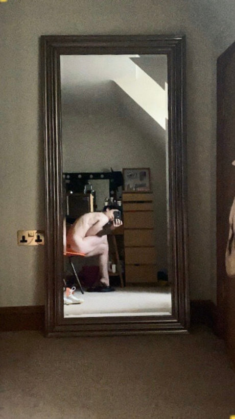 Laineybopster naked model picture