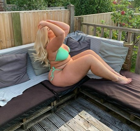 Izzy Nicholls nice model pics