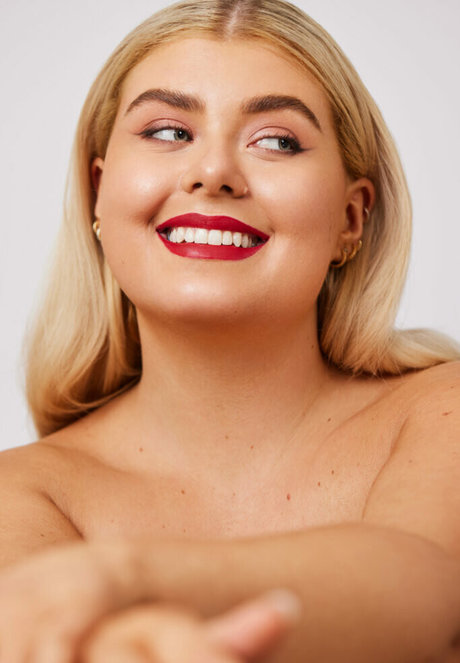 Izzy Nicholls hot model picture